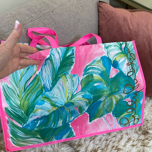 Lilly Pulitzer Vinyl Tote Bag. NWOT 
1 Giant reusable Lilly Pulitzer tote bag - Picture 5 of 5